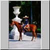 Mexiko City - ein Polizist im traditionellen Uniform im Alameda-Park