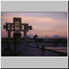 Mexiko City - der moderne Glockenturm auf dem Vorplatz der Basilica de Guadalupe beim Sonnenuntergang, im Hintergrund die Vulkane Ixtaccihuatl (links) und Popocatepetl (rechts)