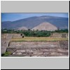Teotihuacan - Blick von der Zitadelle nach Nordosten Richtung Mondpyramide (links) und Sonnenpyramide (rechts)