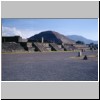 Teotihuacan - Blick vom Fuß der Mondpyramide auf die Sonnenpyramide