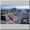 Teotihuacan - Blick von der Mondpyramide (Zwischenstufe) nach Süden auf die Sonnenpyramide und die Straße der Toten