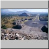 Teotihuacan - Blick vom Gipfel der Mondpyramide nach Süden auf die Sonnenpyramide und die Straße der Toten