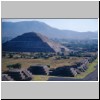 Teotihuacan - Blick vom Gipfel der Mondpyramide nach Süden auf die Sonnenpyramide
