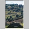 Cacaxtla - Blick von der archäolog. Zone nach Osten auf eine kleine Pyramide (außerhalb der Zone)