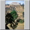 Cacaxtla - Blick von der archäolog. Zone nach Westen auf eine Pyramide (außerhalb der Zone)