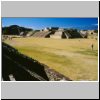 Monte Alban - Blick vom Rand des Ballspielplatzes aus Richtung Südwesten auf den Innenhof zwischen der südlichen und nördlichen Plattform (Gebäude G, H, I)