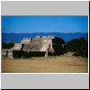 Monte Alban - Blick vom Fuße der nördlichen Plattform aus nach Südwesten (Pyramide System IV)