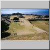 Monte Alban - Blick von der nördl. Plattform (Nordrand) aus nach Süden auf die ganze archäolog. Anlage, rechts der versunkene Hof