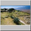 Monte Alban - Blick von der nördl. Plattform (Südwestecke) aus nach Südwesten, links die Gebäude System IV