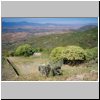 Monte Alban - Blick von der nördl. Plattform (Westseite) aus nach Westen auf die umgebende karge Landschaft