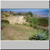 Monte Alban - Blick von der nördl. Plattform aus nach Nordwesten Richtung Grab Nr. 103 und 104 (links)