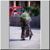 Mitla - eine indianische Frau mit Blumen auf dem Zocalo