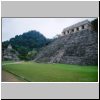 Palenque - Tempel der Inschriften, hinten links der Kreuztempel (Westseite)