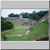 Palenque - links Gran Palacio (Westseite), am rechten Rand Tempel der Inschriften, Blick vom Tempel XII aus