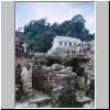 Palenque - im Gran Palacio, hinten der oberste Teil des Tempels der Inschriften