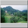 Palenque - Blick vom Gran Palacio aus auf den Kreuztempel (links, Westseite) und den Blätterkreuztempel (hinten, klein)