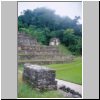 Palenque - Blick vom Tempel XIV auf den Kreuzblatttempel (hinten), links die Pyramide des Kreuztempels
