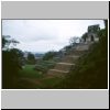 Palenque - Blick vom Kreuzblatttempel auf den Kreuztempel, hinten links das Gran Palacio