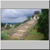 Palenque - Blick vom Kreuzblatttempel auf den Kreuztempel, hinten links das Gran Palacio