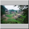 Palenque - Blick vom Kreuzblatttempel aus nach Nordwesten: links Sonnentempel, hinten Gran Palacio mit dem Turm, rechts Treppenanfang zum Kreuztempel