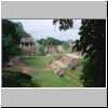 Palenque - Blick vom Kreuzblatttempel aus nach Nordwesten: links Sonnentempel, hinten Gran Palacio mit dem Turm, rechts Treppenanfang zum Kreuztempel