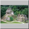 Palenque - Blick vom Kreuztempel aus auf den Sonnentempel (links)