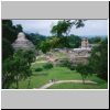 Palenque - Blick vom Kreuztempel aus Nordwesten: links Tempel der Inschriften, rechts Gran Palacio