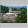 Palenque - Blick vom Kreuztempel aus auf den Gran Palacio mit seinem Turm (Ostseite)