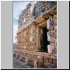 Kabah - Ostgruppe der Maya-Ruinen, Tempel der Masken (Codz-Poop), Masken des Regengottes Chac auf der Hauptfassade
