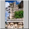 Kabah - Ostgruppe der Maya-Ruinen, Tempel der Masken (Codz-Poop), Masken des Regengottes Chac auf der Südseite, oben eine Rüsselnase