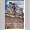 Kabah - Ostgruppe der Maya-Ruinen, große Maya-Skulpturen auf der Ostseite des Tempels der Masken