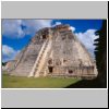 Uxmal - Pyramide des Wahrsagers, Westseite (vom Haus der Vögel aus gesehen)