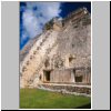 Uxmal - Pyramide des Wahrsagers, Westseite (vom Haus der Vögel aus gesehen)