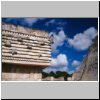 Uxmal - Haus der Vögel (Südseite), rechts die Pyramide des Wahrsagers