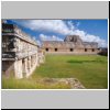 Uxmal - Haus der Nonnen, Blick auf den Innenhof in östlicher Richtung, hinten die Spitze der Pyramide des Wahrsagers