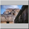 Uxmal - Haus der Nonnen, Gebäudedetails in der südöstlichen Ecke, dahinter die Pyramide des Wahrsagers