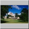 Uxmal - vorne die östliche Säulenhalle, dahinter die Pyramide des Wahrsagers (Blick vom Platz unterhalb des Palastes des Gouverneurs)