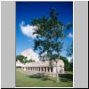 Uxmal - vorne die östliche Säulenhalle, dahinter die Pyramide des Wahrsagers (Blick vom Platz unterhalb des Palastes des Gouverneurs)