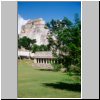 Uxmal - vorne die östliche Säulenhalle, dahinter die Pyramide des Wahrsagers (Blick vom Platz unterhalb des Palastes des Gouverneurs)