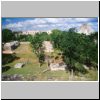 Uxmal - Blick auf den nördlichen Teil der archäolog. Zone von der Plattform mit dem Palast des Gouverneurs aus: hinten links das Haus der Nonnen, davor der Ballspielplatz, hinten rechts die Pyramide des Wahrsagers