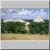 Uxmal - Blick auf den nördlichen Teil der archäolog. Zone von der Plattform mit dem Palast des Gouverneurs aus: links das Haus der Nonnen, rechts die Pyramide des Wahrsagers