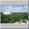 Uxmal - Blick nach Norden vom Palast des Gouverneurs aus: links die Pyramide des Wahrsagers, dahinter die unendliche Ebene des Yucatans