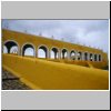 Izamal - Kloster San Antonio de Padua, Mauer die den Innenhof umgibt; links der weg zum Haupteingang