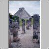 Chichen Itza - Platz der 1000 Säulen (vorne) und Pyramide des Kukulcan (El Castillo)