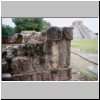 Chichen Itza - Mauer der Totenköpfe (vorne) und Pyramide des Kukulcan (hinten)