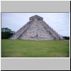 Chichen Itza - Pyramide des Kukulcan, Ost-(links) und Nordseite (rechts)