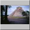 Chichen Itza - Pyramide des Kukulcan, West- (links) und Südseite (rechts)