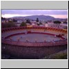 Tlaxcala - Blick auf die Stadt von der Kathedrale aus, vorne die Stierkampfarena (spätabends)