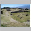 Monte Alban - Blick von der nördl. Plattform (Nordrand) aus nach Süden auf die ganze archäolog. Anlage, rechts der versunkene Hof