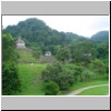 Palenque - Blick vom Gran Palacio aus auf den Kreuztempel (links, Westseite) und den Blätterkreuztempel (hinten, klein)
